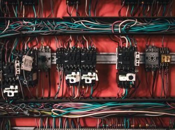 Actuación en emergencias y evacuación en las operaciones auxiliares de montaje y mantenimiento de equipos eléctricos y electrónicos