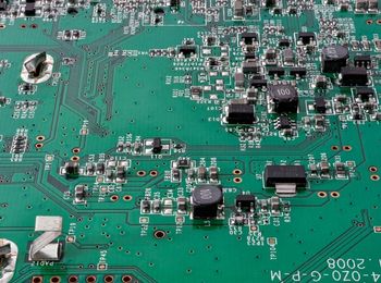 Elementos y componentes para el montaje y ensamblado de equipos eléctricos y electrónicos