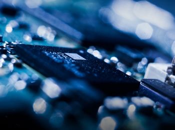 Técnicas de montaje de componentes electrónicos en placas de circuito impreso