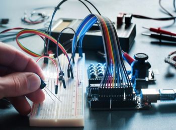 Interpretación de esquemas y guías de montaje/desmontaje de equipos eléctricos