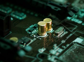 Elementos, herramientas y equipos para el conexionado de equipos eléctricos y electrónicos