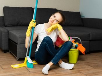 Aplicación de los productos de limpieza de mobiliario