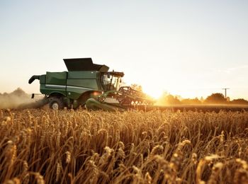 Aplicación de la normativa de seguridad y de protección medioambiental en el manejo y mantenimiento de los equipos de recolección de productos agrarios