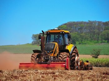 Máquinas agrícolas de accionamiento y tracción