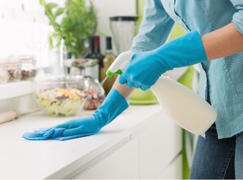 El mantenimiento de las instalaciones, mobiliario y equipos en el departamento de pisos en alojamientos