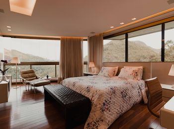 Mobiliario en el departamento de pisos en alojamientos