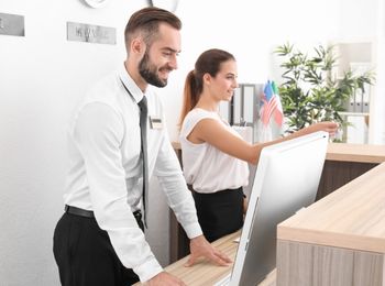 La función de integración de personal en los departamentos de pisos y recepción