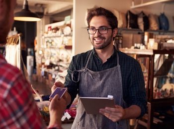 Gestión de medios de cobro y pago en el pequeño comercio