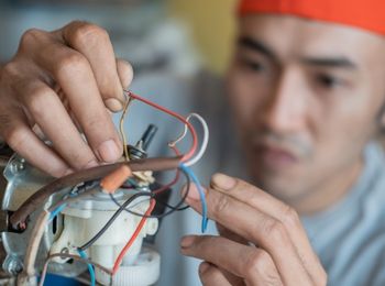 Riesgos generales y su prevención en las operaciones auxiliares de montaje y mantenimiento de equipos eléctricos y electrónicos