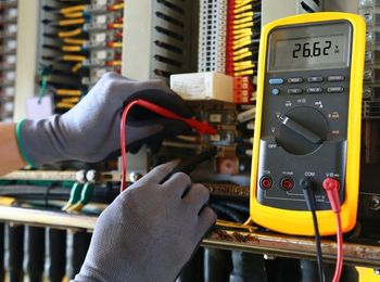 Riesgos eléctricos en las operaciones auxiliares de montaje y mantenimiento de equipos eléctricos y electrónicos