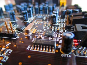 Interpretación de esquemas y guías de mantenimiento de equipos electrónicos