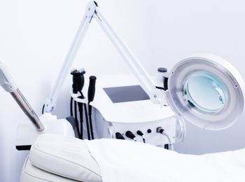 Aparatología y útiles empleados en los cuidados de higiene e hidratación facial y corporal