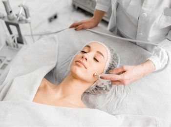 Medios técnicos, cosméticos y aparatos para la higiene e hidratación facial y corporal