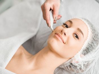 Útiles, aparatos y cosméticos empleados en depilación mecánica y decoloración del vello facial y corporal