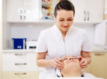 Técnica de decoloración del vello facial y corporal