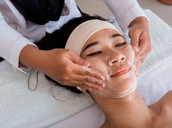 Depilación mecánica y decoloración del vello