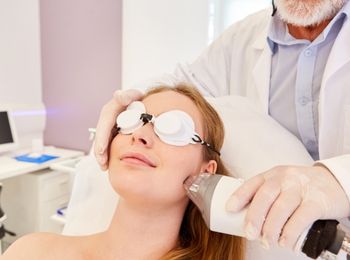 Cosméticos y equipos para los cuidados estéticos de higiene, depilación y maquillaje