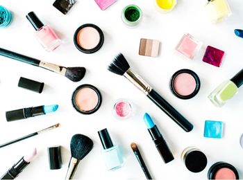 Cosméticos decorativos, útiles y materiales empleados para el maquillaje social