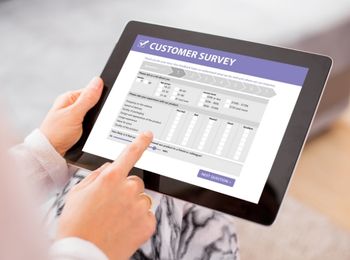 Comportamiento y actitudes del encuestador en la investigación de mercados