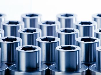 Aprovisionamiento de materias primas en líneas de producción en fabricación mecánica