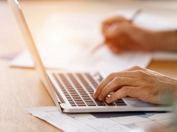 Redacción de textos que acompañan al producto gráfico