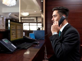 El departamento de recepción en alojamientos